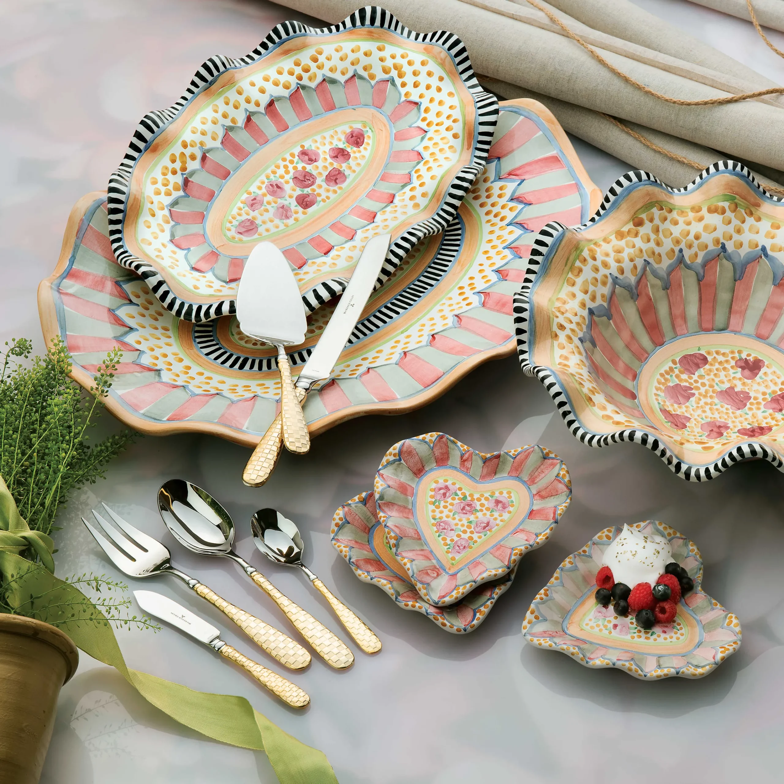 MacKenzie-Childs Gold Check Cake Serving Set* Outdoor Entertaining